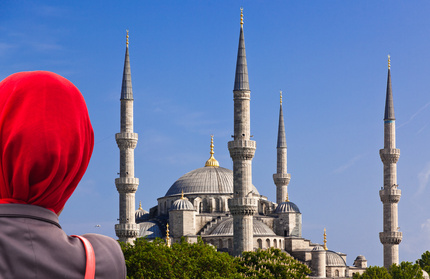 Blaue Moschee mit Frau im roten Schleier © herl - Fotolia.com